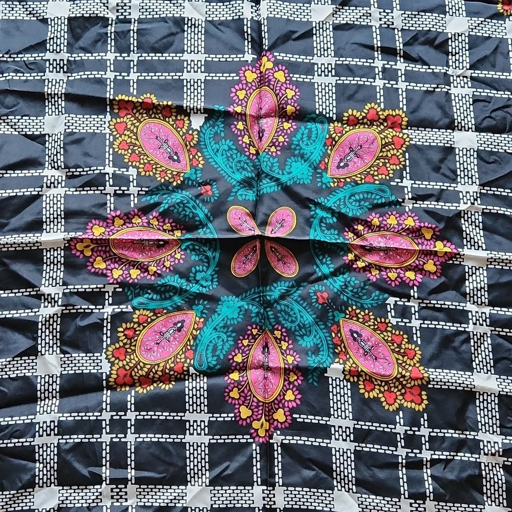 Diane Von Furstennerg large 100% silk scarf - Picture 6 of 9